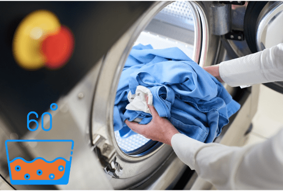 Lavage à haute température de linge pour éliminer les punaises de lit.