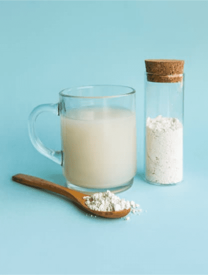 Verre d'eau mélangé avec de la terre de diatomée et un flacon de poudre, utilisée pour la détoxification et la lutte antiparasitaire.