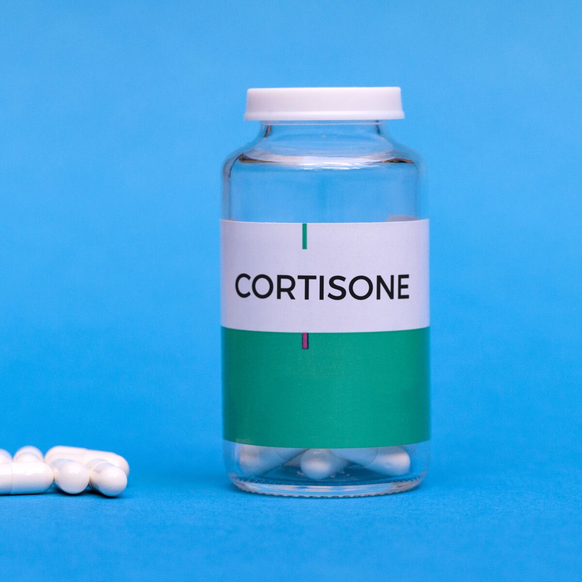 Flacon de cortisone avec des gélules blanches, traitement anti-inflammatoire puissant