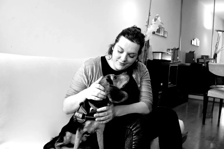 Jeune chien détecteur de punaises et sa maîtresse, se préparant pour une intervention canine.