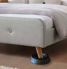 Protection des pieds de lit avec des coupelles anti-punaises de lit pour empêcher leur ascension.