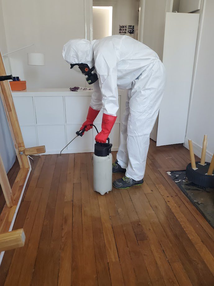 un technicien spécialiste du traitement de punaise de lit.