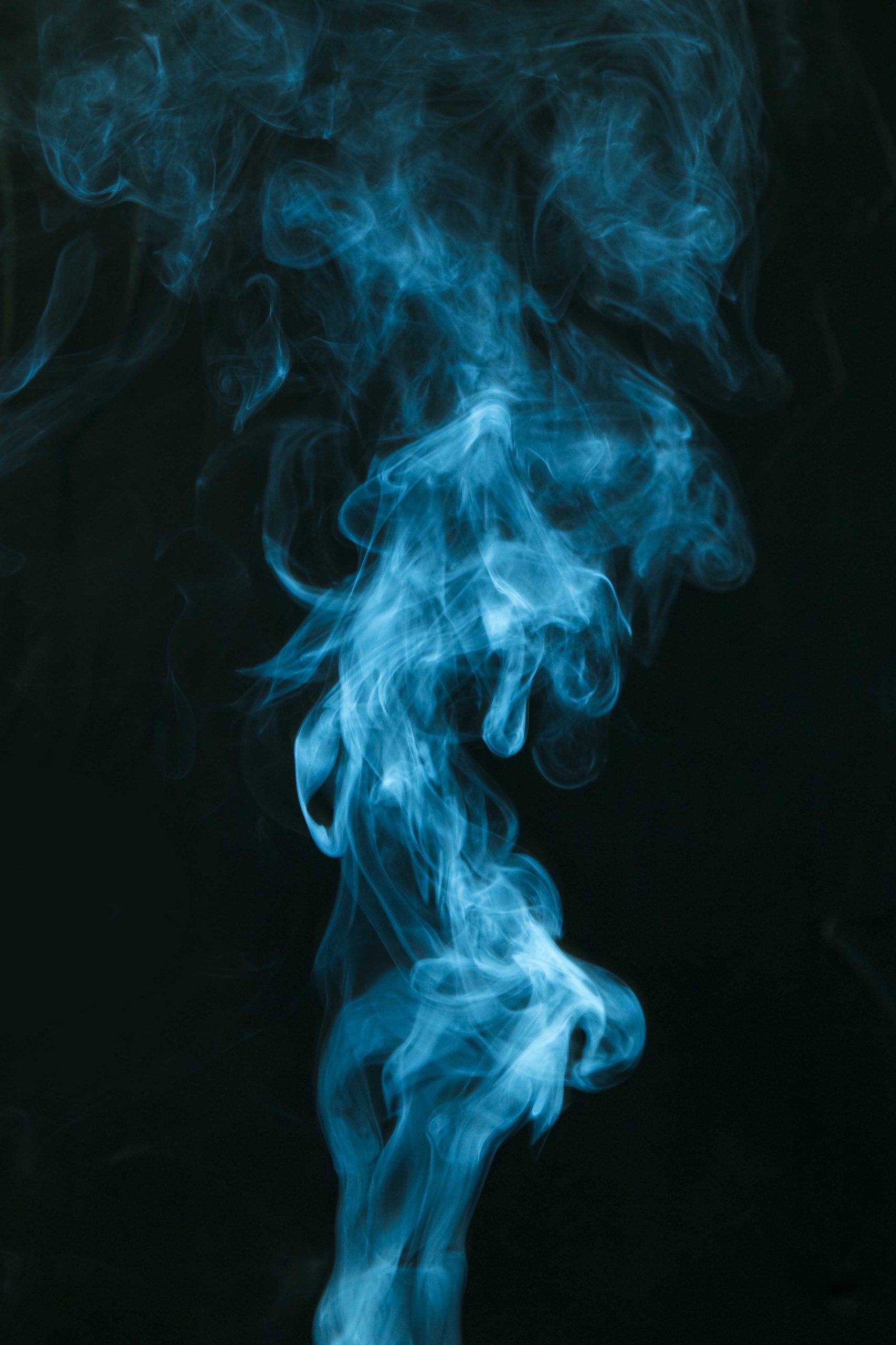 Fumée se répandant dans l'air, illustrant la diffusion d'un fumigène utilisé pour éliminer les punaises de lit.