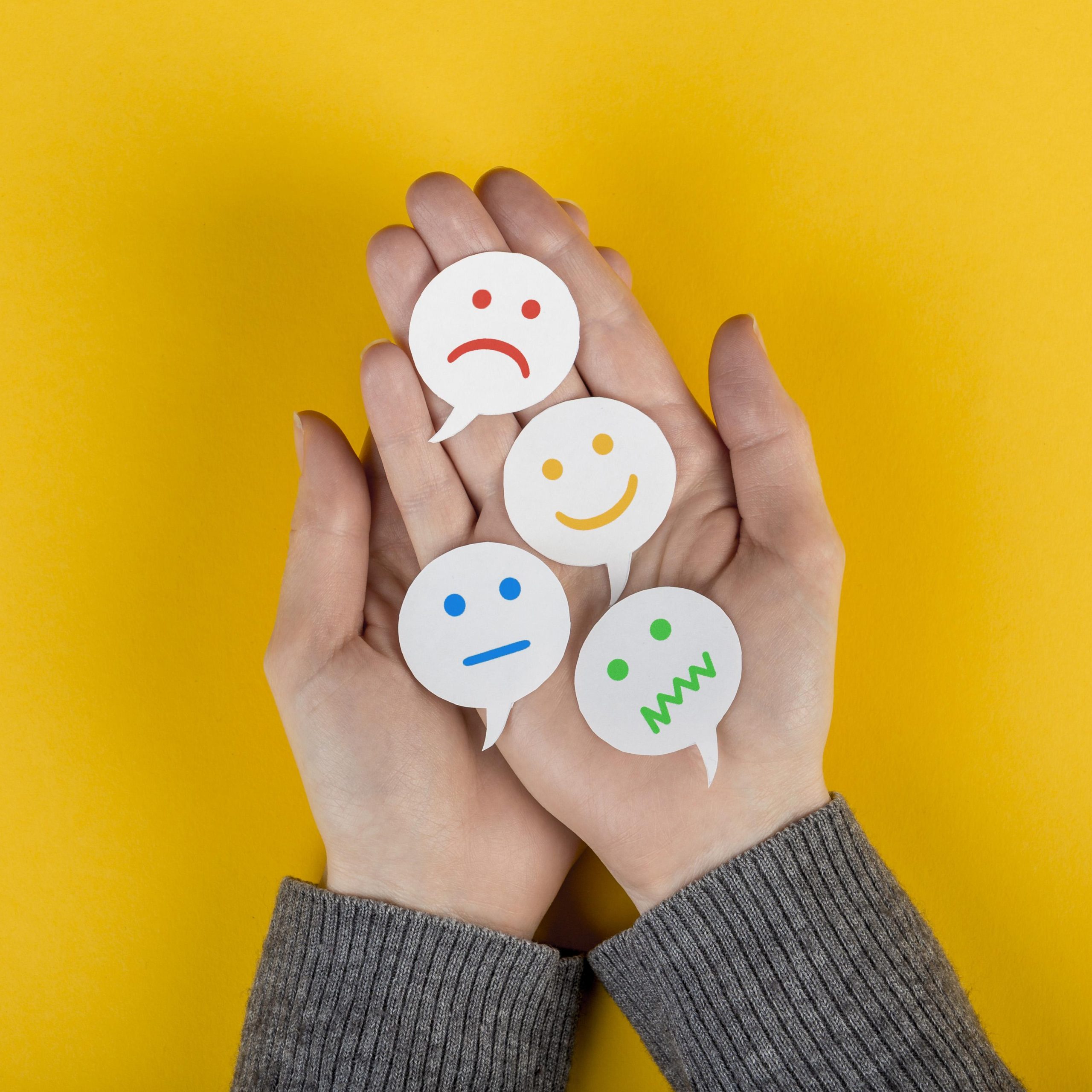 Image illustrant différents comportements et réactions face aux infestations de punaises de lit et de puces de parquet, représentées par des visages exprimant diverses émotions : inquiétude, neutralité, satisfaction, et inconfort.