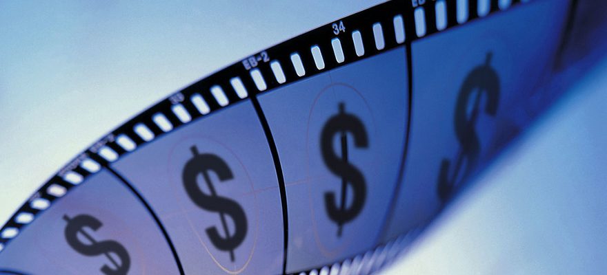 Bande de film avec des symboles de dollar représentant le financement du cinéma