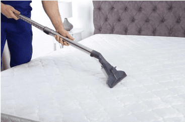 Nettoyage minutieux d'un matelas avec un aspirateur spécialisé contre les punaises de lit.