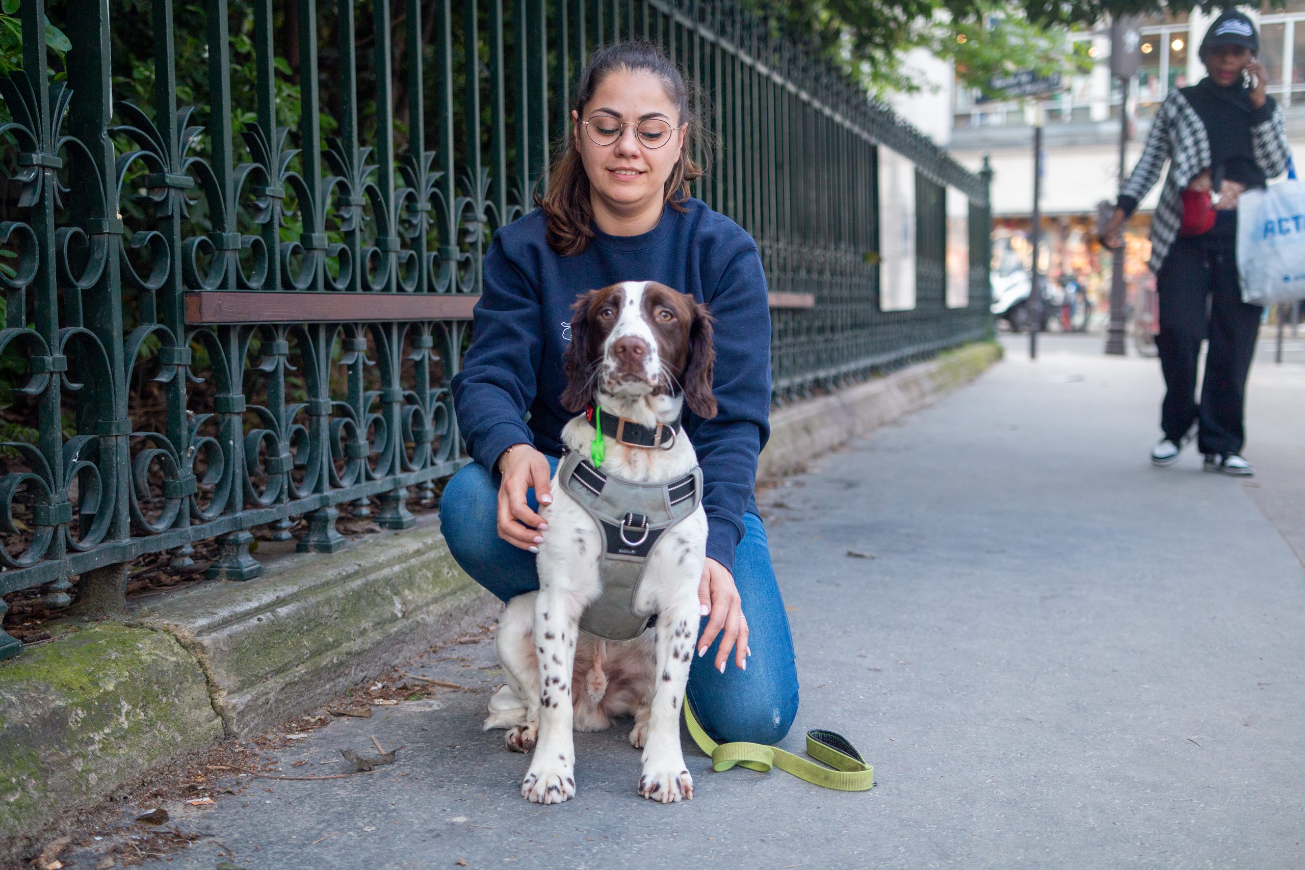 Chien détecteur de chez Dogtector accompagné de son maître, posant dans une rue urbaine après une opération de recherche de punaises de lit.