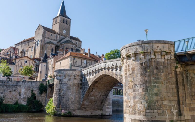 Photo du Vieux Pont et de l’église de Saint-Léonard-de-Noblat, une vue emblématique.