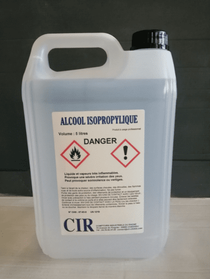 Bidon d'alcool isopropylique utilisé pour tuer les punaises de lit.