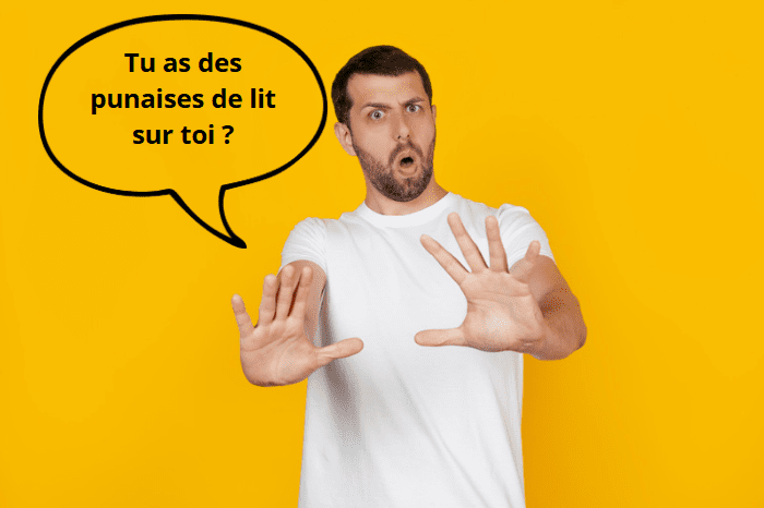 Homme surpris posant une question sur les punaises de lit.