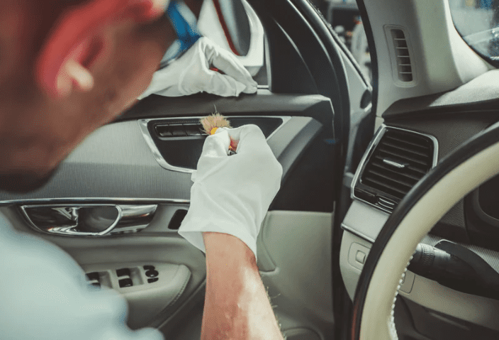 Nettoyage intérieur de voiture pour éliminer les punaises de lit.
