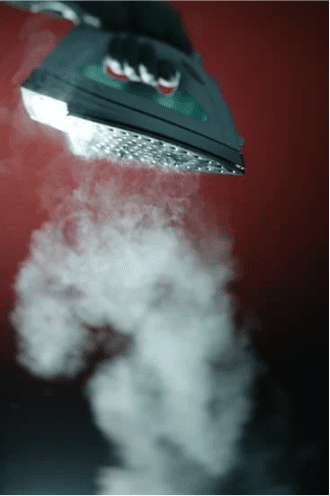Fer à repasser libérant de la vapeur pour éliminer les punaises de lit.