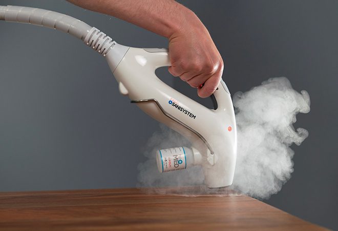 Appareil de traitement vapeur utilisé sur une surface en bois contre les punaises de lit